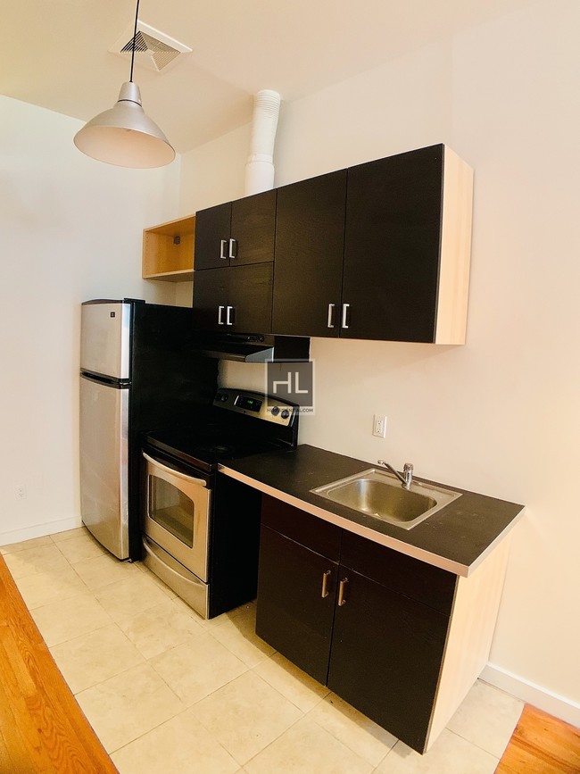 Building Photo - Large 3 BR Duplex with Private Yard