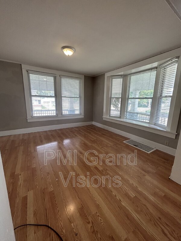 Building Photo - 216 Polk Ave