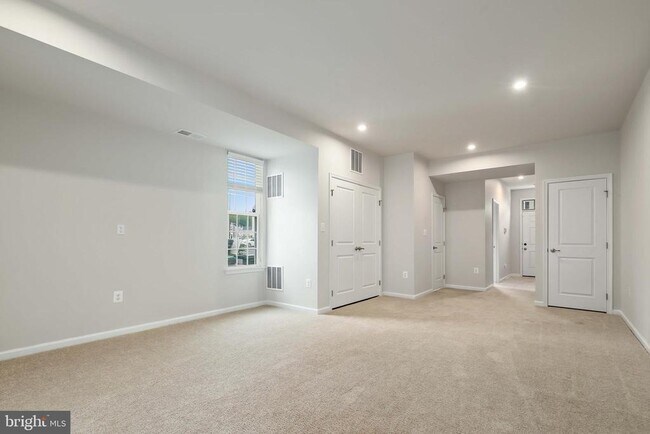Foto del edificio - 716 River Crest Way
