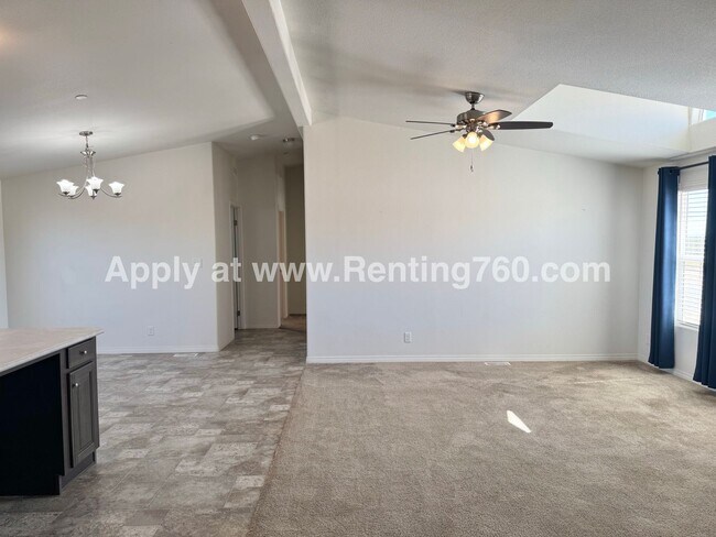 Foto del edificio - Huge 4 Bedroom Home!!
