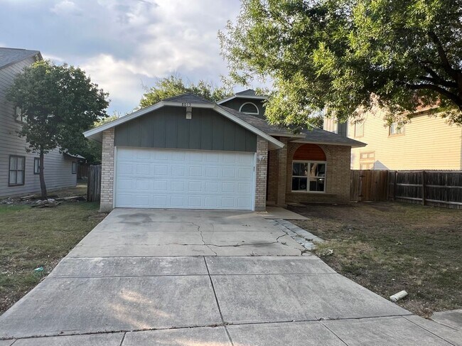 Foto del edificio - 8015 Copper Trail Dr