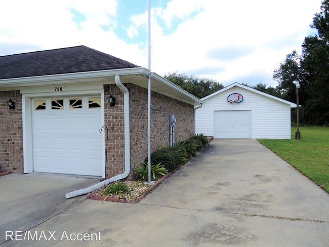 Building Photo - 3 br, 2 bath House - 720 McCumber Dr.