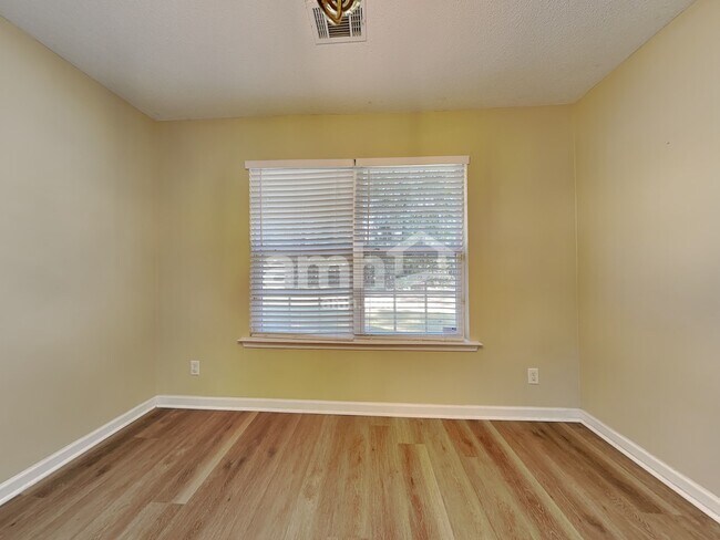 Foto del edificio - 263 Silver Brook Cir