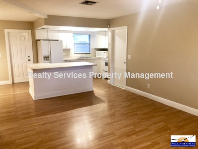Foto del edificio - 9041 Pineapple Rd