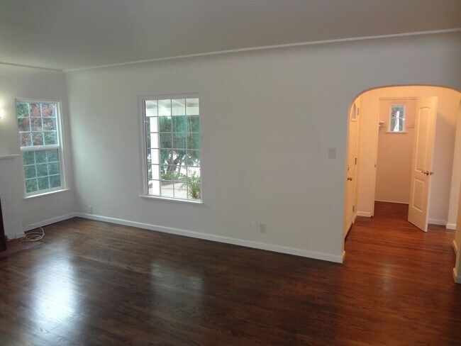 Hall de entrada y armario - 1556 Wellesley Ave
