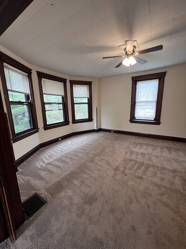 Foto del edificio - Walk-to-UC 2-Bed Gem (Short Term Lease)  – Lease ends 7/31