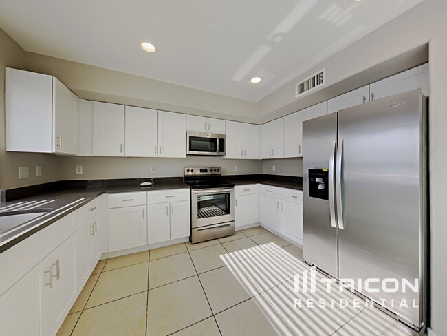 Foto del edificio - 655 E Lovegrass Dr