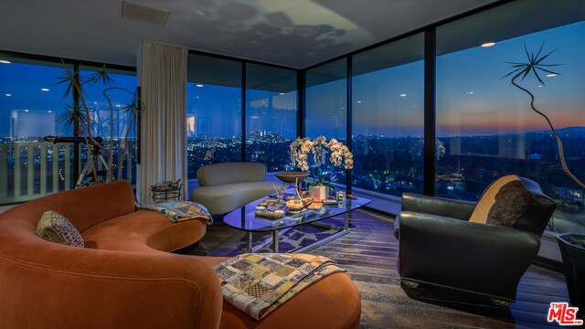 Foto del edificio - 9255 Doheny Rd