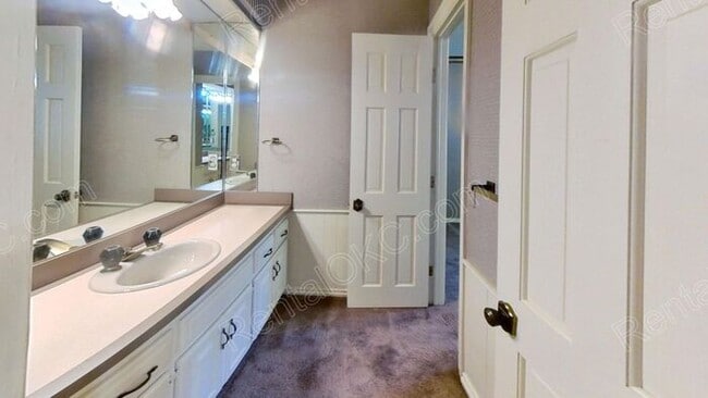 Building Photo - Golf Course View 3/2.5