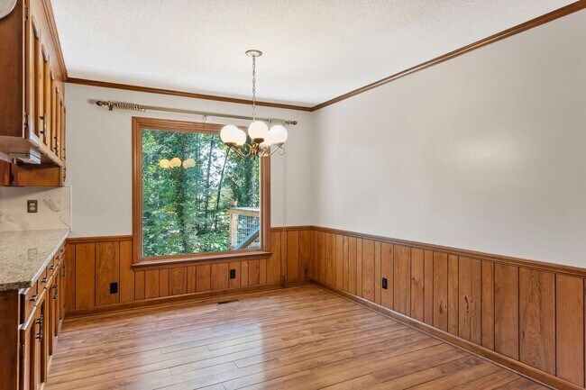 Building Photo - Beautiful 5 bedroom 3 bath house with bonu...