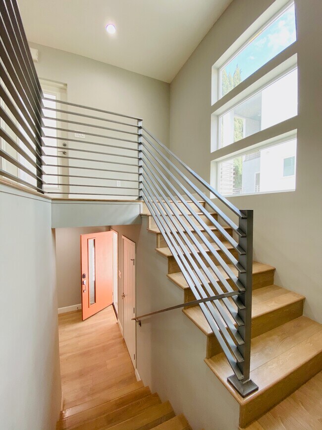 Foto del edificio - 855 N McCadden Pl