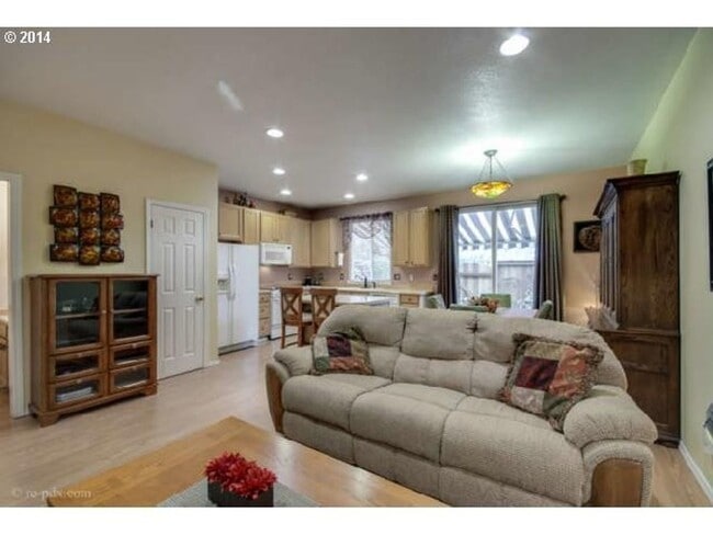 Building Photo - Spacious 3-Bedroom Townhouse with Open Liv...