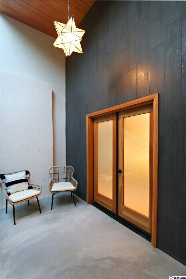 Foto del edificio - 647 Dimmick Dr