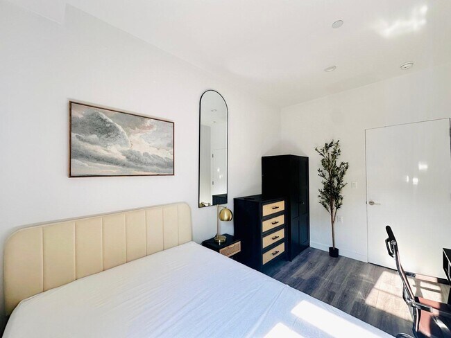 Foto del edificio - Furnished room/NOT APARTMENT
