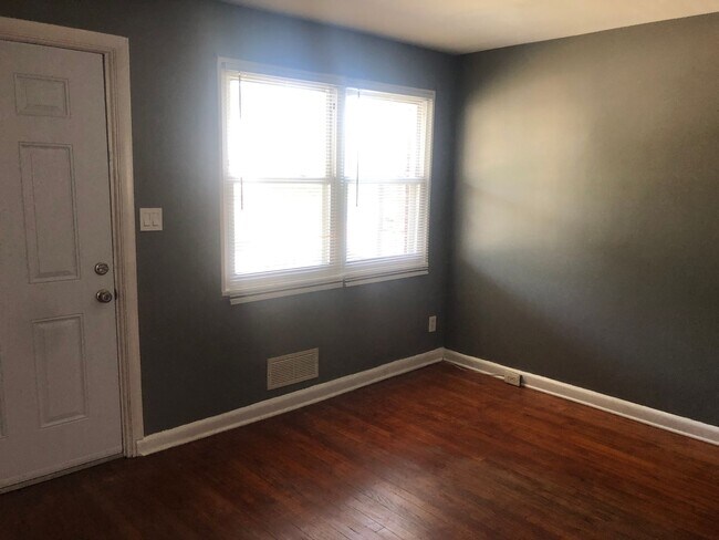Building Photo - 2 bedroom 1 bath in Baltimore City