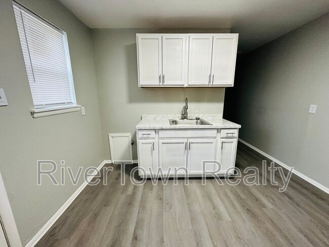 Building Photo - 1490 Lake Grove St