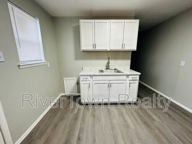 Foto del edificio - 1490 Lake Grove St