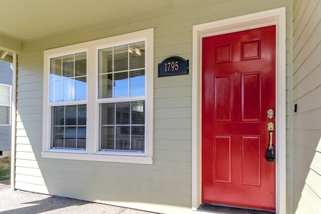 Building Photo - 4 bedroom DuPont home