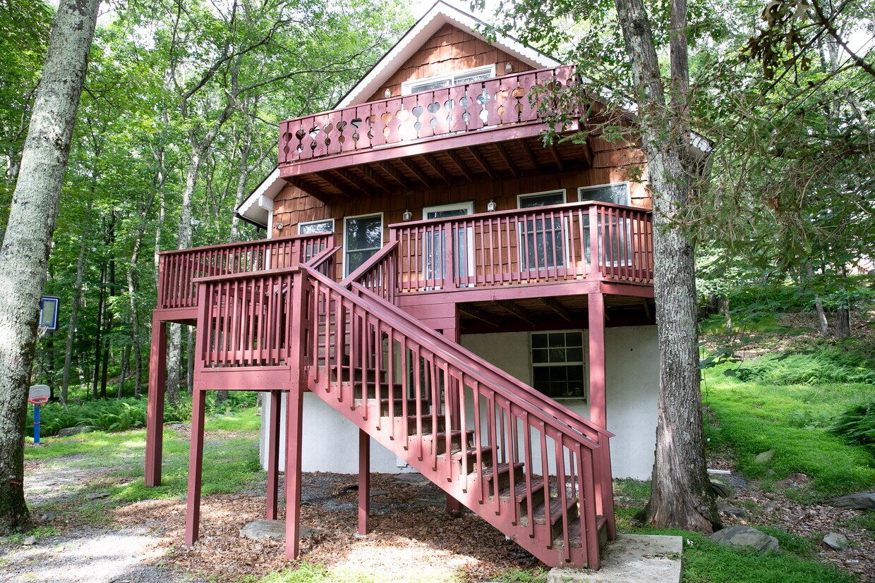 311 Gold Finch Rd, Bushkill, PA 18324 House Rental in Bushkill, PA