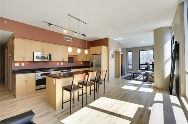 Building Photo - 215 10th Ave S