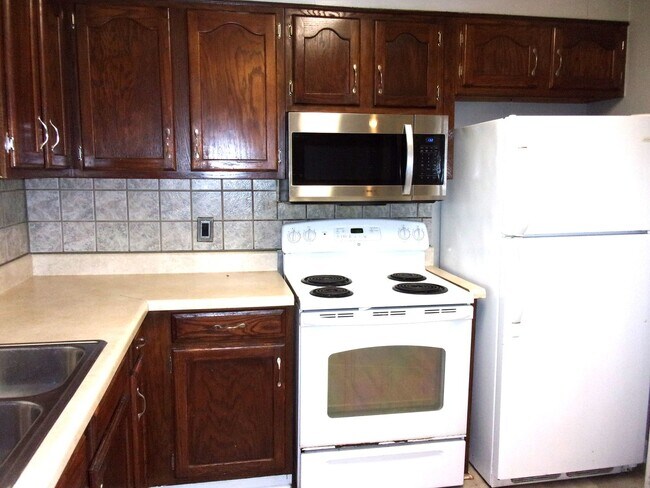 Building Photo - 589 Cedarvilla Dr