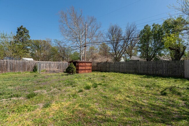 Building Photo - Charming 4bd 2ba house in quiet neighborhood!