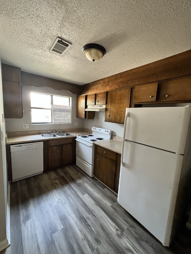 Building Photo - Townhouse For Rent