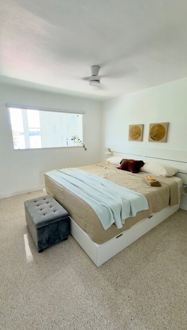 Dormitorio con cama king - 151 N Orlando Ave