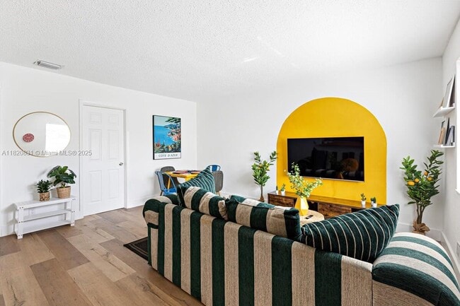 Building Photo - 811 Tequesta St