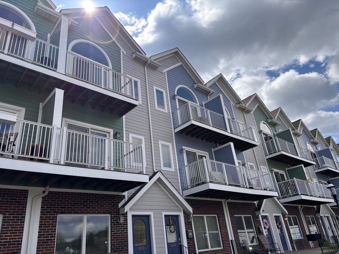 Primary Photo - 2 Bedroom/2.5 Bath Townhome located in a G...