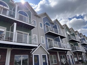 Building Photo - 392 Frontier St