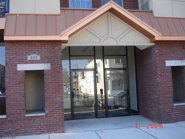 Building Photo - 255 Broadway St