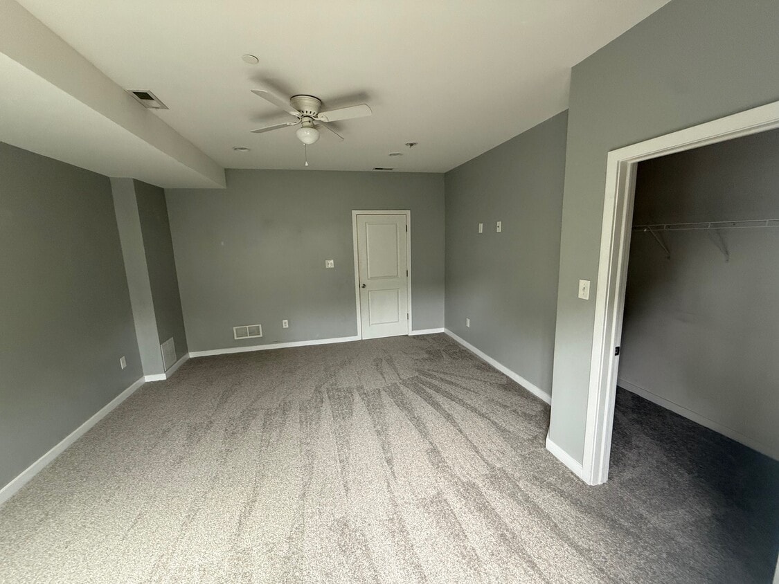 Huge bedroom w/ 9ft ceilings - 3722 Sharp St