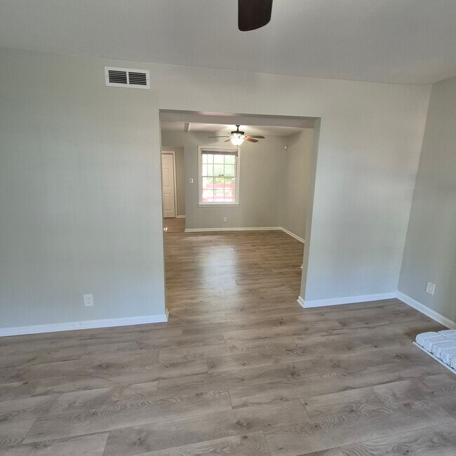 Building Photo - 195 Springdale Ct