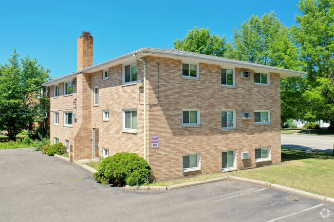 Building Photo - 1466 Larpenteur Ave W
