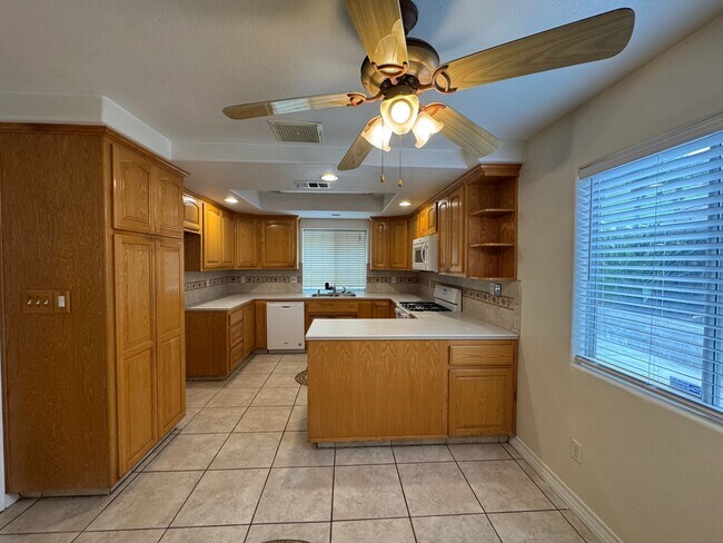 Foto del edificio - NE Bakersfield home with a sunroom!