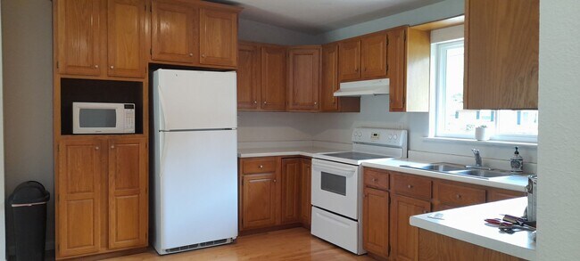 Building Photo - Coming In June - Great 4 bedroom 1.5 bath ...