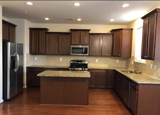 Building Photo - 670 Highland Farms Cir