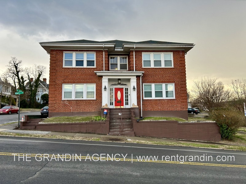 Photo - 202 Elm Avenue SW