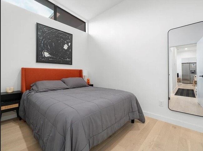 Bedroom 1 queen - 400 E 30th St