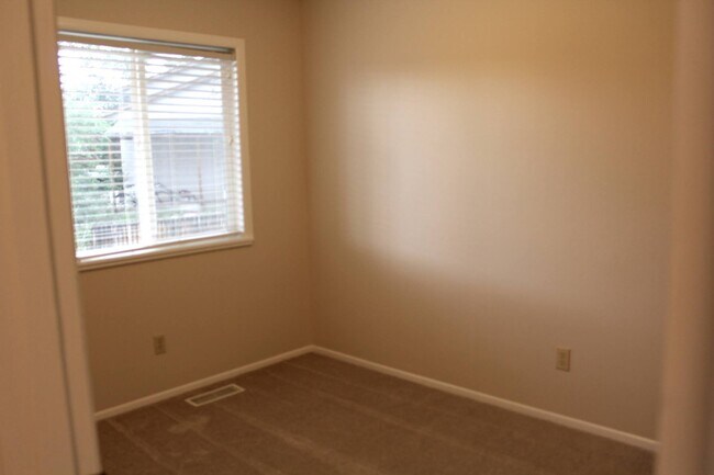 Building Photo - 1405 Hiawatha Dr