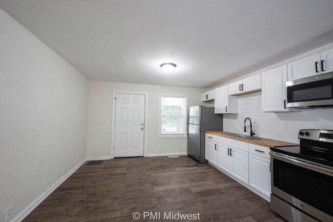 Photo - "Charming 3-Bed Duplex Retreat at 514 North Chester Avenue, Indianapolis – Spacious 700 Sq Ft Living Apartment
