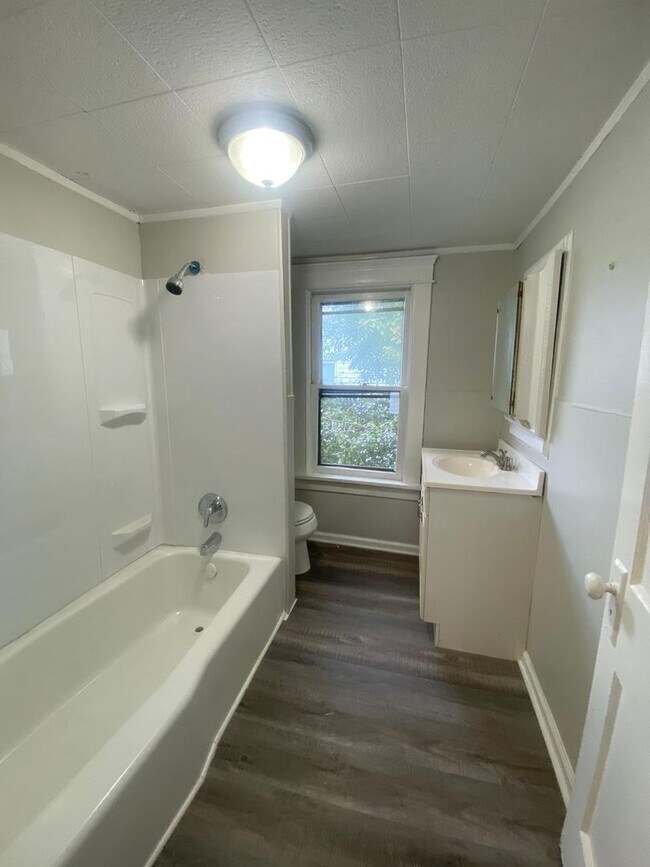 Foto del edificio - Spacious 3-Bed Single-Family Home in Quiet Kenmore Neighborhood