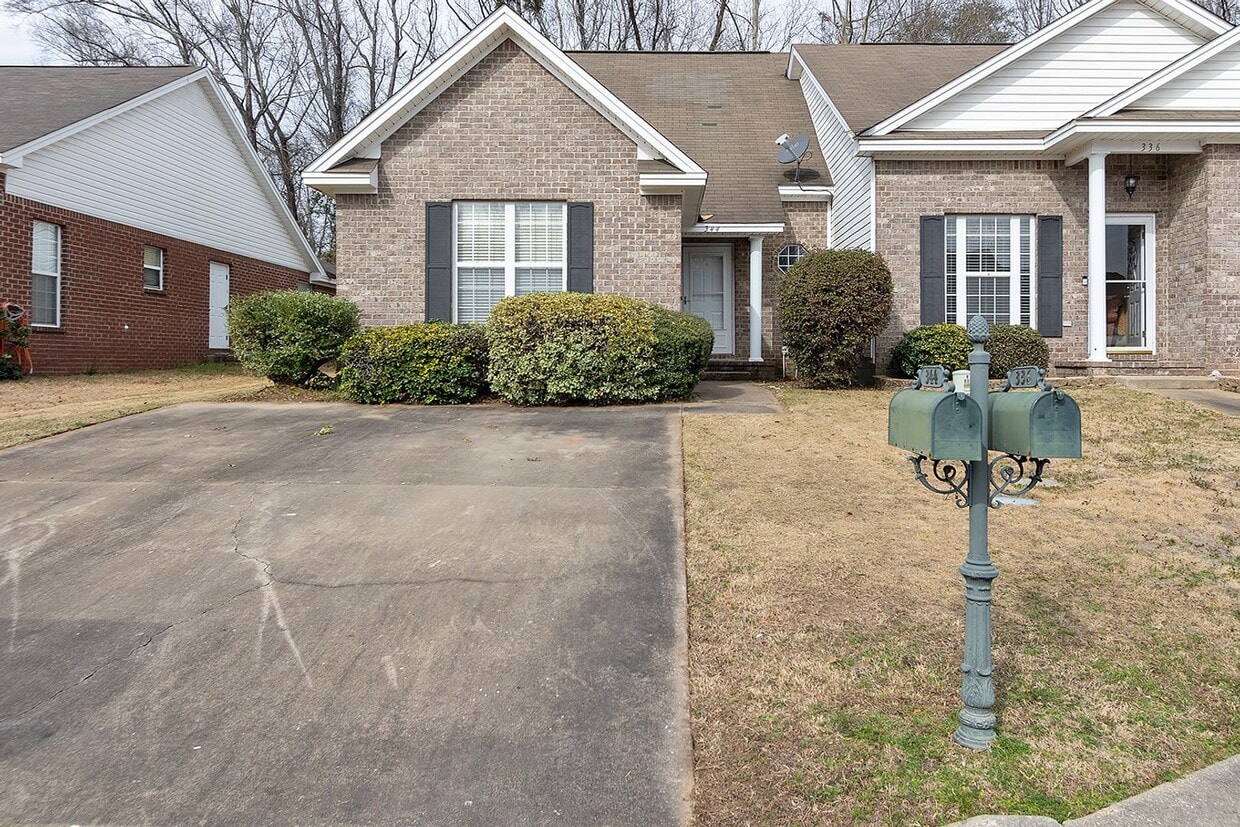 Primary Photo - Townhome for Rent in Millbrook