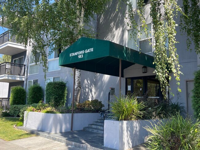 Building Photo - 183 Del Medio Ave