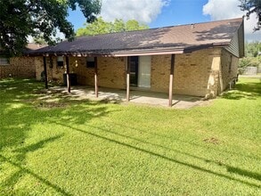 Building Photo - 501 E Oak St