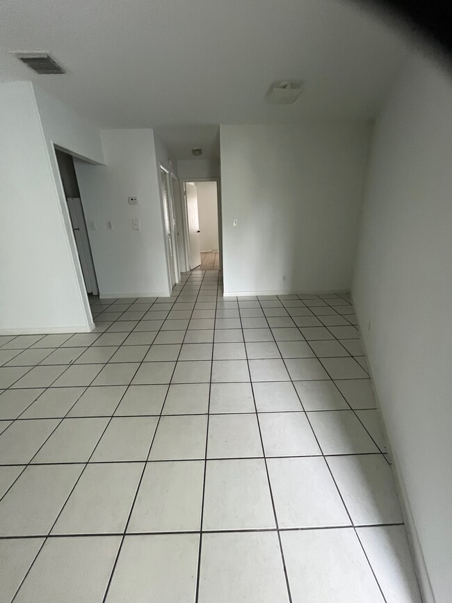 Building Photo - 717 NE 13th Ct