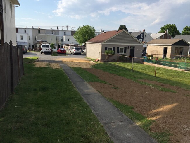 Foto del edificio - Just renovated 3 bed 2 bath home in emmaus.