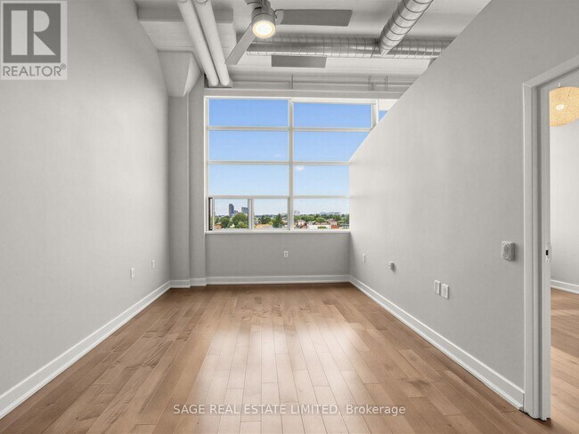Photo du bâtiment - 1001 Roselawn Ave
