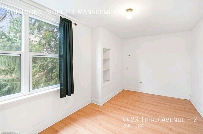Photo du bâtiment - **Cute 2 Bedroom Upper Floor Unit in Matur...